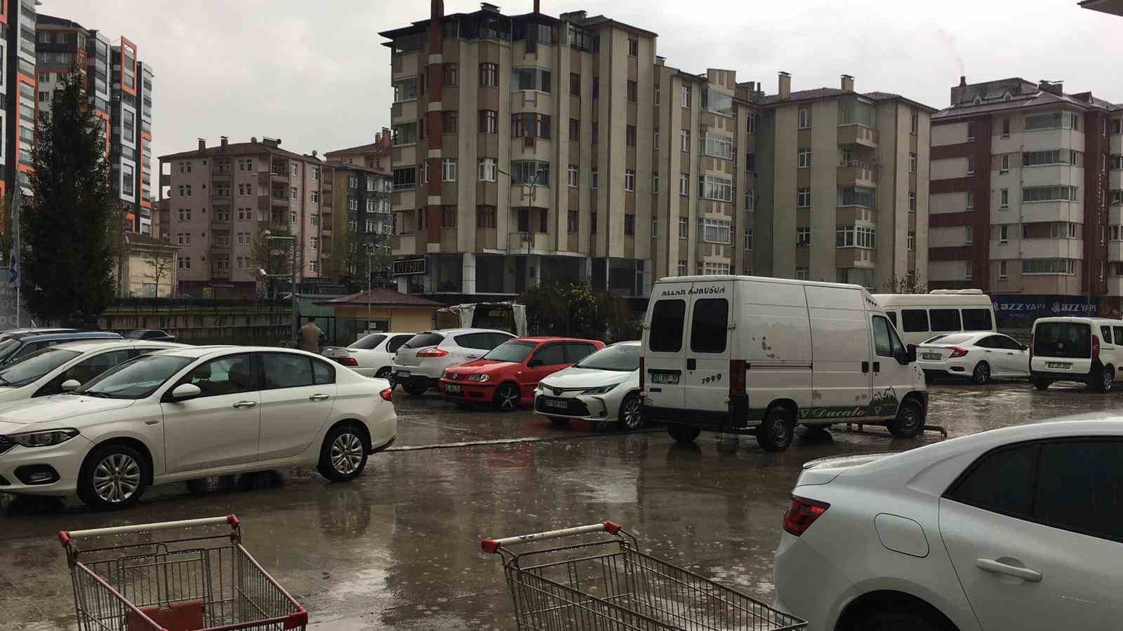 KASTAMONU’DA SAĞANAK YAĞIŞ ETKİSİNİ GÖSTERİRKEN, CADDE VE SOKAKLARDA SU BİRİKİNTİLERİ