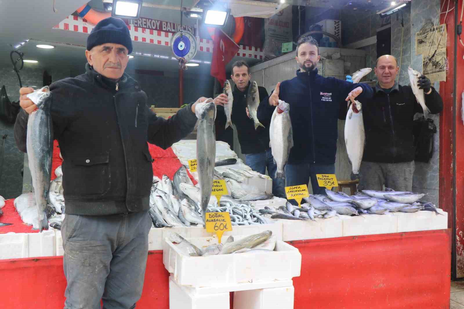TÜRKİYE’NİN BALIK AMBARI SAMSUN’DA TEZGAHLARDAKİ MEVSİM BALIKLARININ YERİNİ KÜLTÜR BALIKLARI