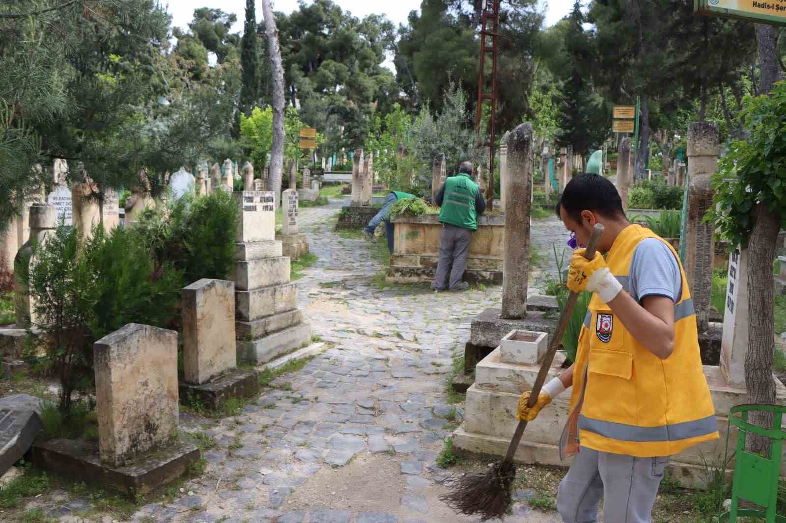 MEZARLIKLAR BAYRAM ZİYARETİNE HAZIRLANDI