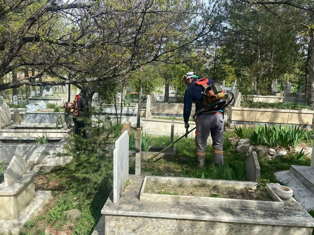 BELEDİYE İLÇEDE BULUNAN MEZARLIKLARDA BAŞLATTIĞI BAKIM VE TEMİZLEME ÇALIŞMALARINI SÜRDÜRÜYOR