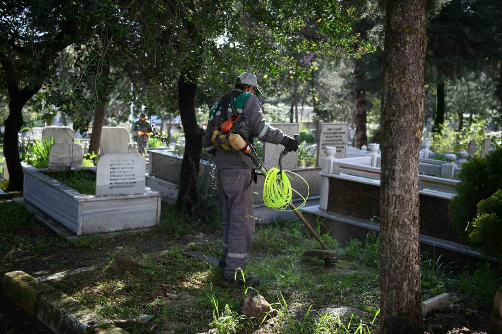 RAMAZAN BAYRAMI ÖNCESİNDE ÇAYIROVA'DA BULUNAN MEZARLIKLARDA TEMİZLİK, BAKIM VE ONARIM