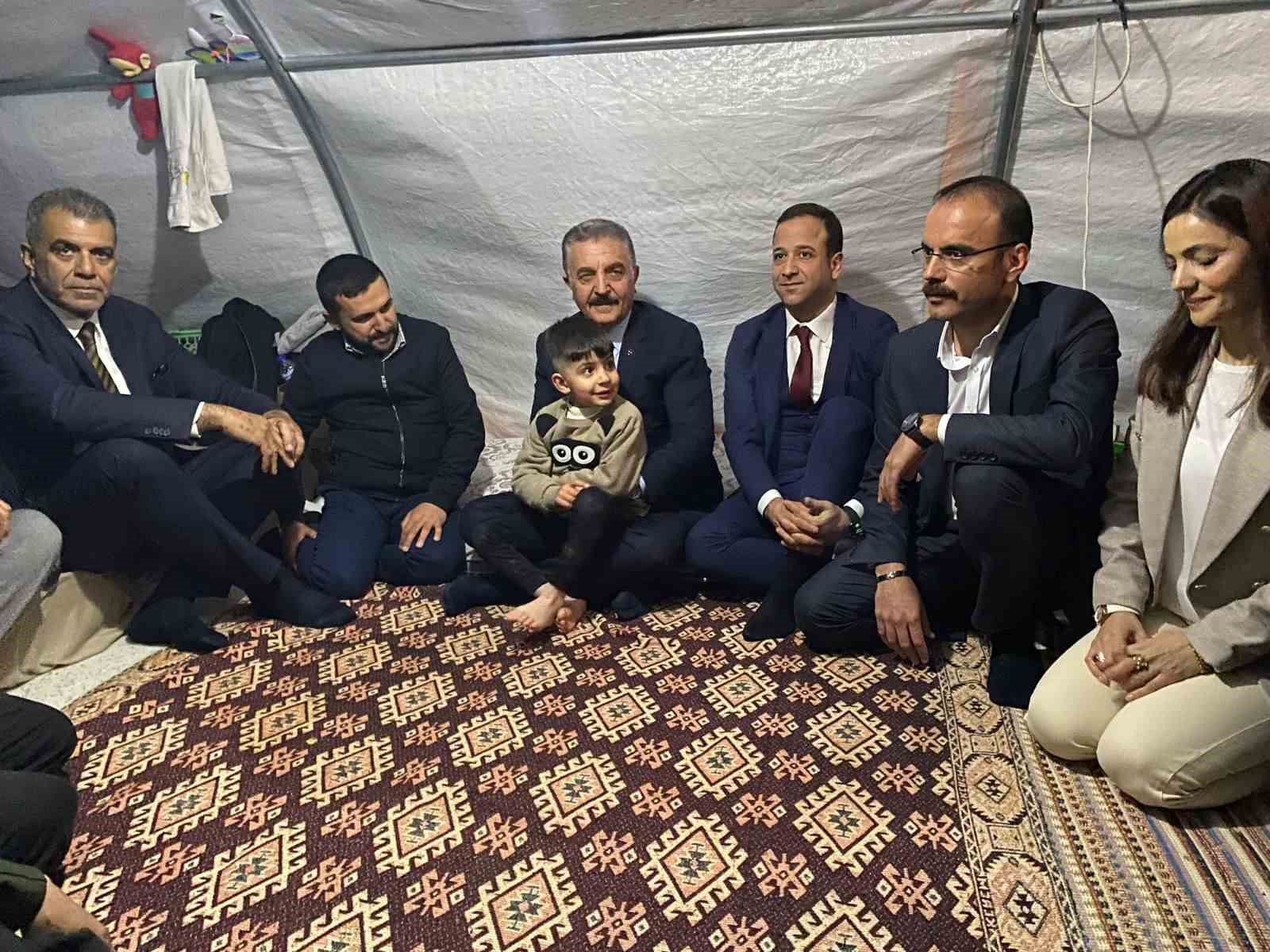 MHP GENEL SEKRETERİ VE BURSA MİLLETVEKİLİ İSMET BÜYÜKATAMAN, HATAYLI DEPREMZEDELERLE