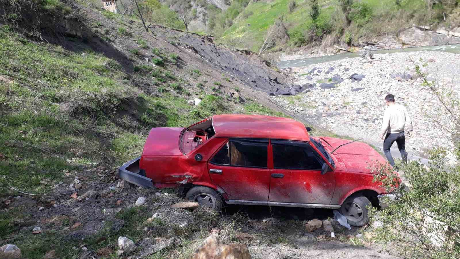 KASTAMONU’NUN ÇATALZEYTİN İLÇESİNDE YOL KENARINDAKİ MICIRLAR SEBEBİYLE SÜRÜKLENEN OTOMOBİL, ŞARAMPOLE