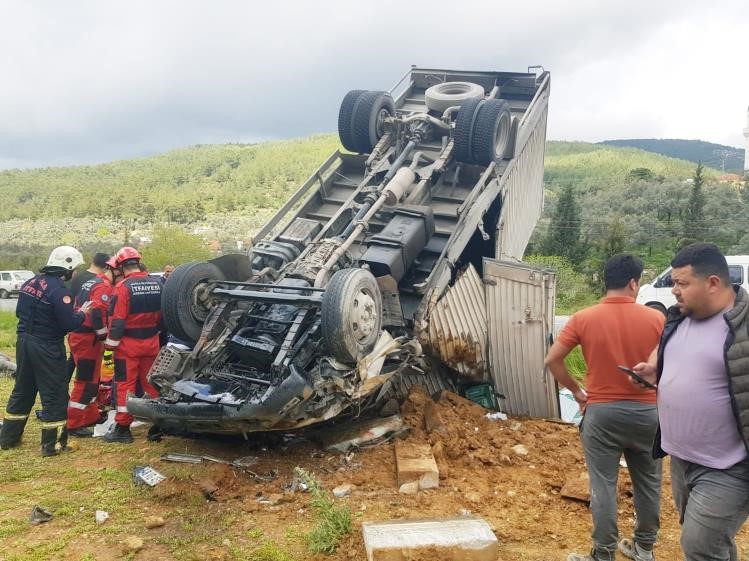 MİLAS'TA TRAFİK KAZASI: 1'İ AĞIR 2 YARALI