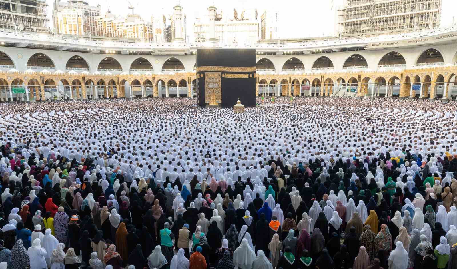 MÜSLÜMANLARIN KIBLESİ KABE'DE RAMAZAN AYININ SON BULMASI İLE BAYRAM NAMAZI