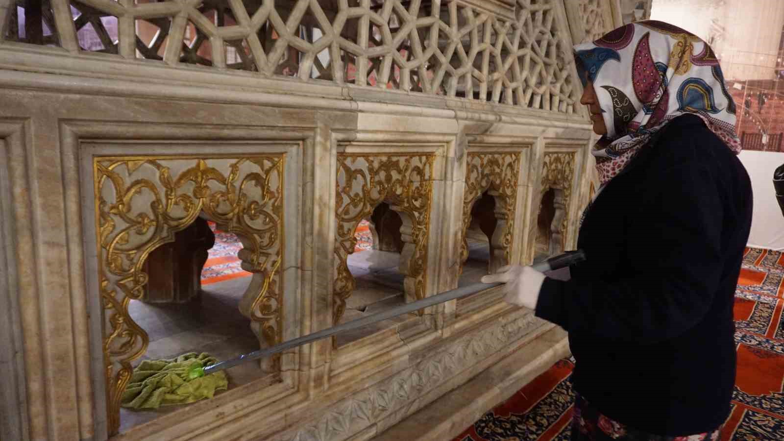 SELİMİYE CAMİİ'NDE, YAKLAŞAN RAMAZAN BAYRAMI ÖNCESİ HAZIRLIK YAPILIYOR.