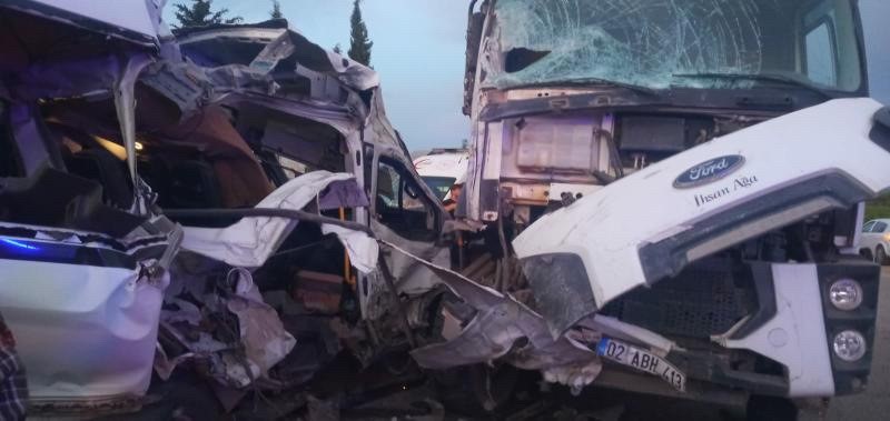 ADIYAMAN’DA, MİNİBÜS İLE KAMYONUN ÇARPIŞMASI SONUCU MEYDANA GELEN KAZADA 1