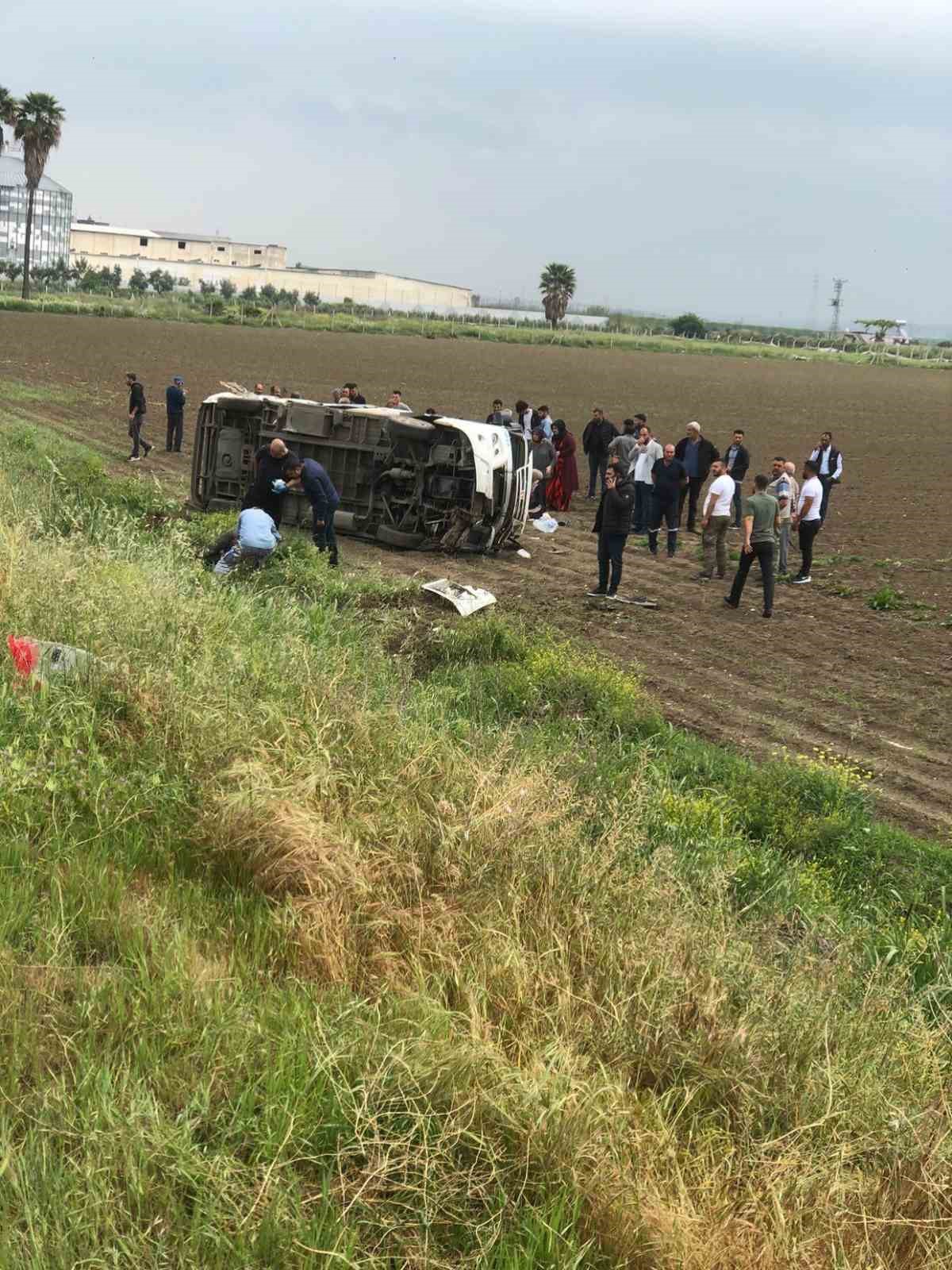 ADANA’DA KAMYON İLE MİNİBÜSÜN ÇARPIŞMASI SONUCU 10 KİŞİ YARALANDI.