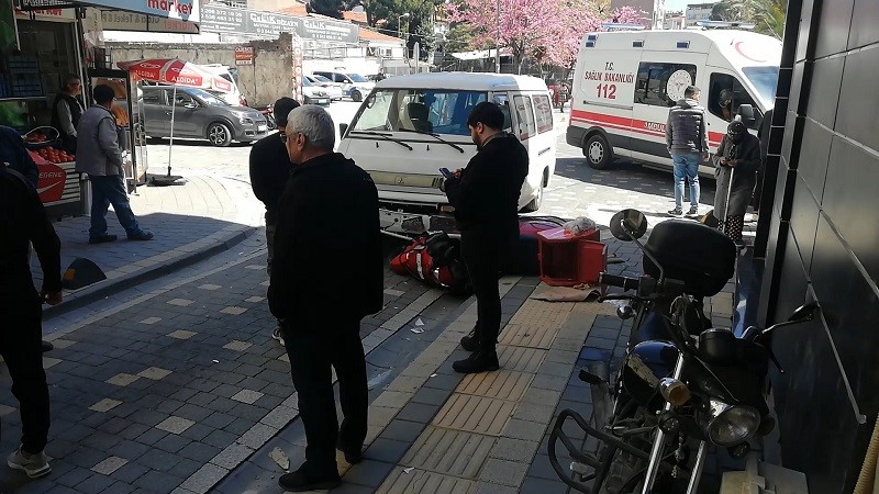 EDREMİT İLÇESİNDE MİNİBÜSÜN ALTINA KALAN SÜRÜCÜ HASTANEYE KALDIRILDI.
