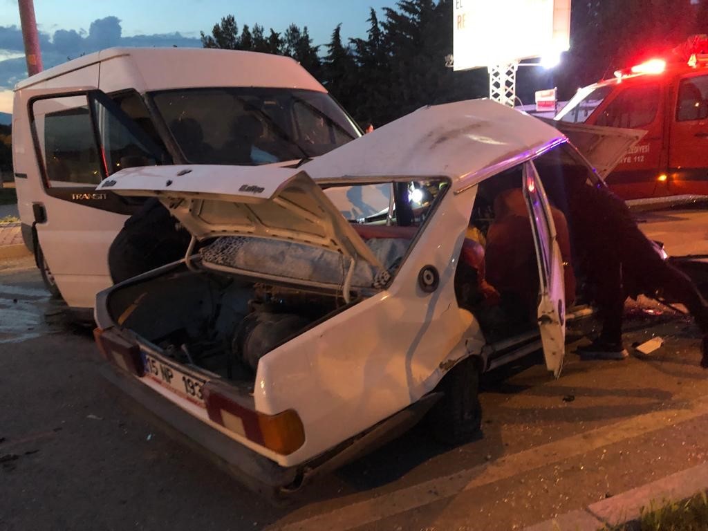 BURDUR’DA MİNİBÜSÜN ÇARPTIĞI OTOMOBİLİN İKİYE BÖLÜNDÜĞÜ FECİ KAZADA 1 KİŞİ