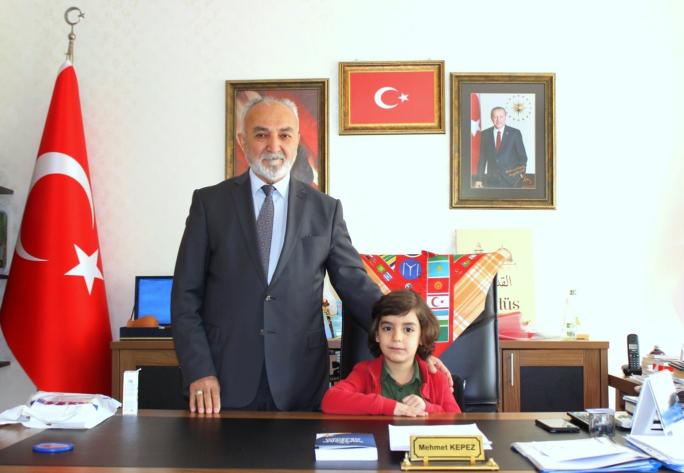 İNHİSAR BELEDİYE BAŞKANI MEHMET KEPEZ, MİNİK ÖĞRENCİLERİ MAKAMINDA AĞIRLADI