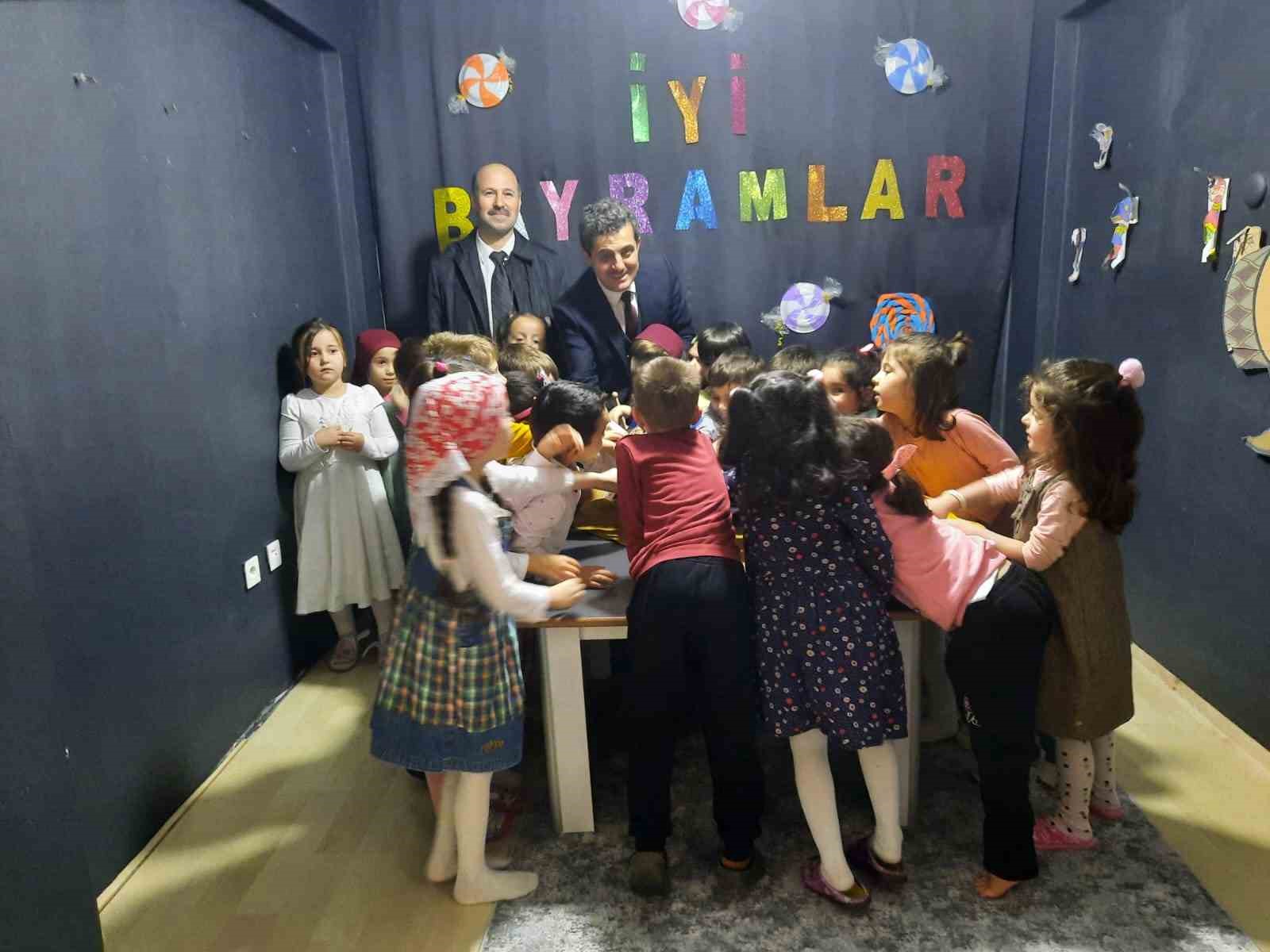 DÜZCE’DE KUR’AN KURSU’NDE ÖĞRENİM GÖREN ÖĞRENCİLER, DEPREMZEDELER İÇİN KUMBARALARINI AÇTI.
