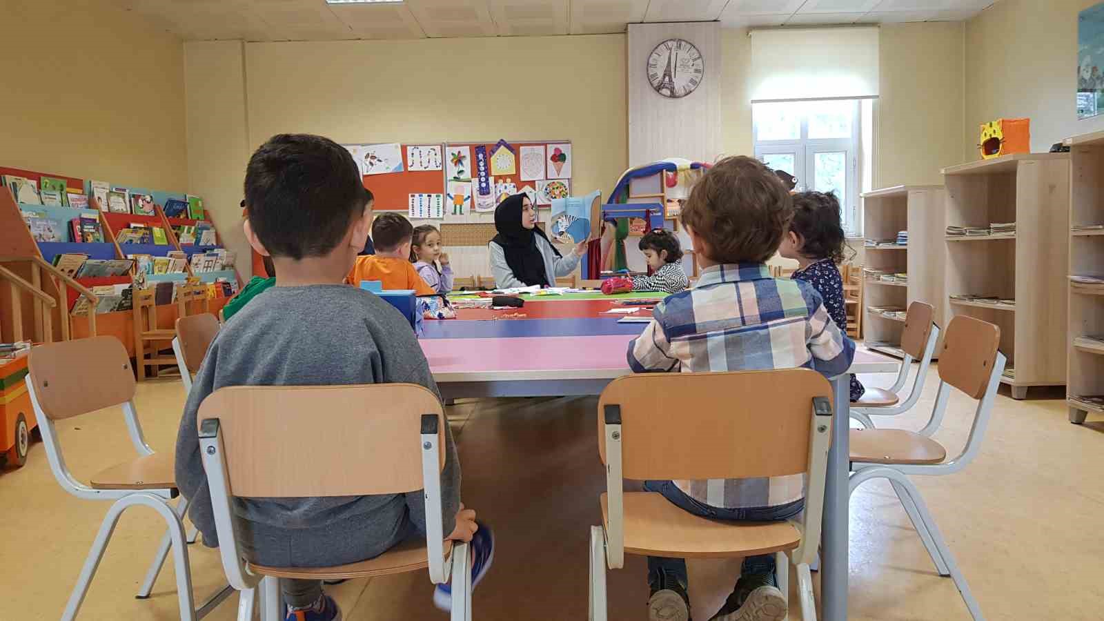 KARABÜK'TEKİ KÜTÜPHANELERDE MİNİKLER KENDİLERİNE ÖZEL OLARAK HAZIRLANMIŞ SALONLARDA KİTAPLARLA TANIŞIYOR.