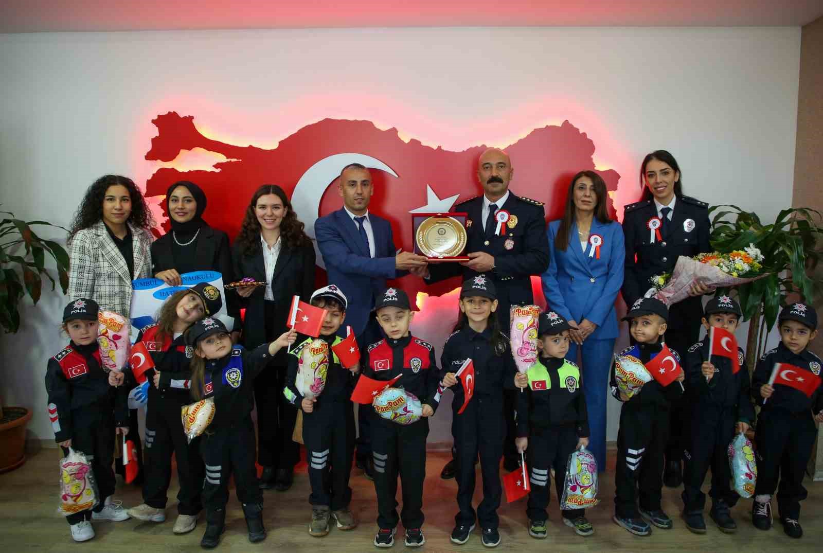 SÜMBÜL ANAOKULUNDAKİ MİNİKLERİ TÜRK POLİS TEŞKİLATININ 178. YIL DÖNÜMÜ MÜNASEBETİYLE
