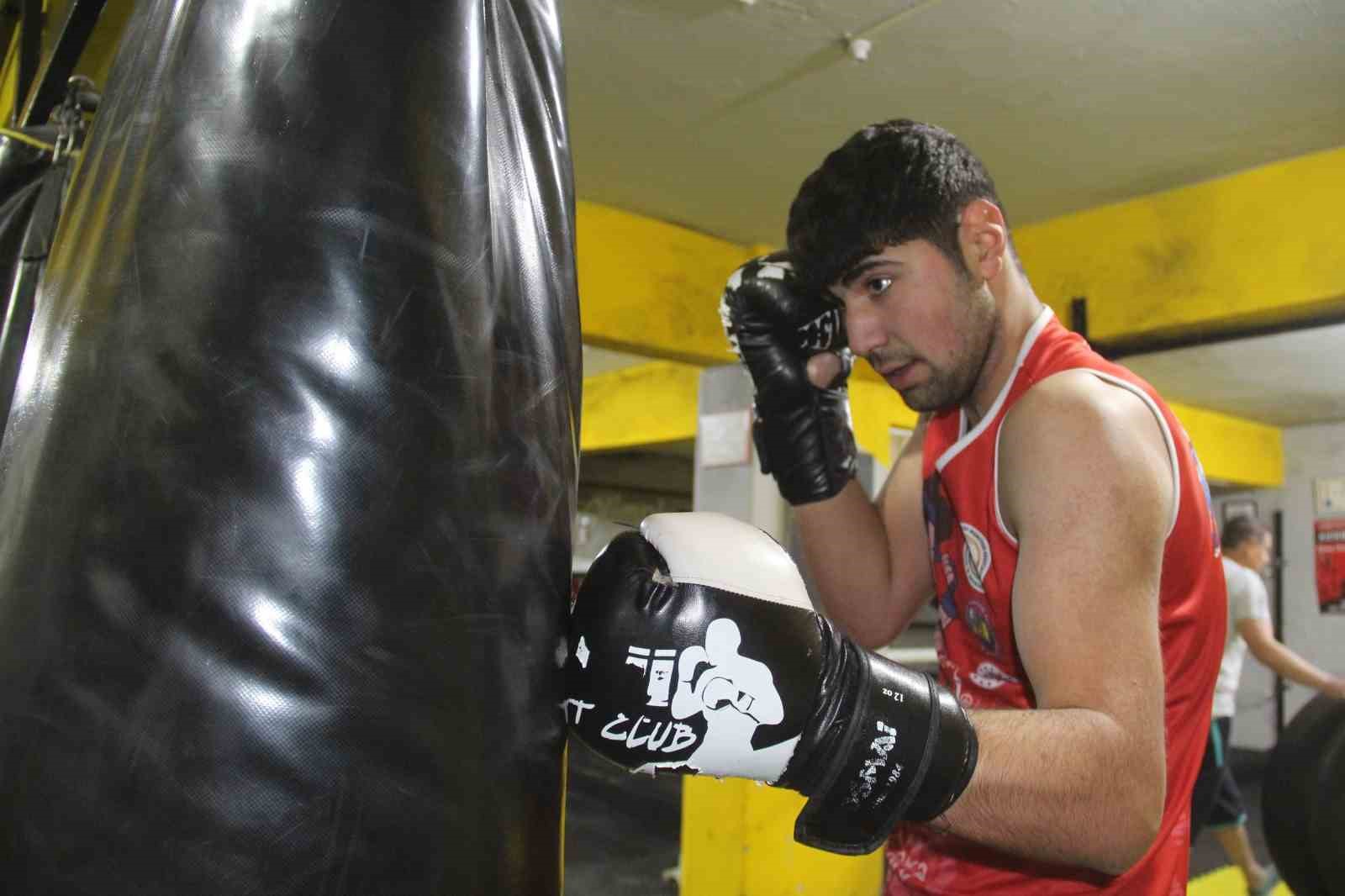 SİVAS’TA DAHA ÖNCELLERİ MOBİLYACI ÇIRAKLIĞI YAPAN MUAYTHAİ SPORCUSU FURKAN ALICI,