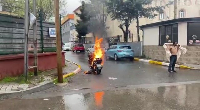 MOTORUNU YAKAN ADAM İTFAİYENİN SÖNDÜRMESİNE İZİN VERMEDİ