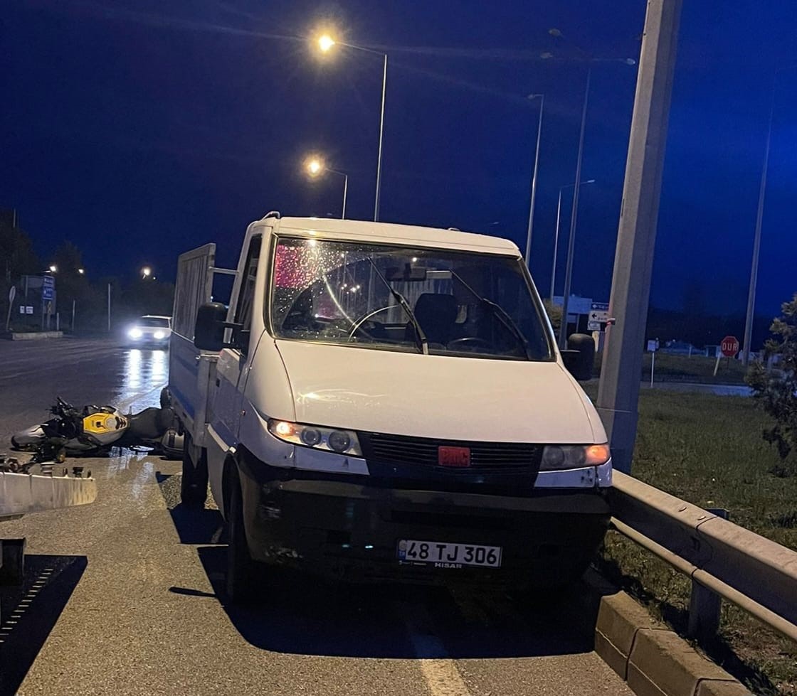 ÇORUM'UN SUNGURLU İLÇESİNDE MOTOSİKLETİN KAMYONETE ÇARPMASI SONUCU MEYDANA GELEN KAZADA