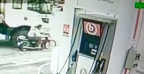 EDREMİT İLÇESİNDE MOTOSİKLET SÜRÜCÜSÜNÜN O ANLARI GÜVENLİK KAMERASINA YANSIDI.