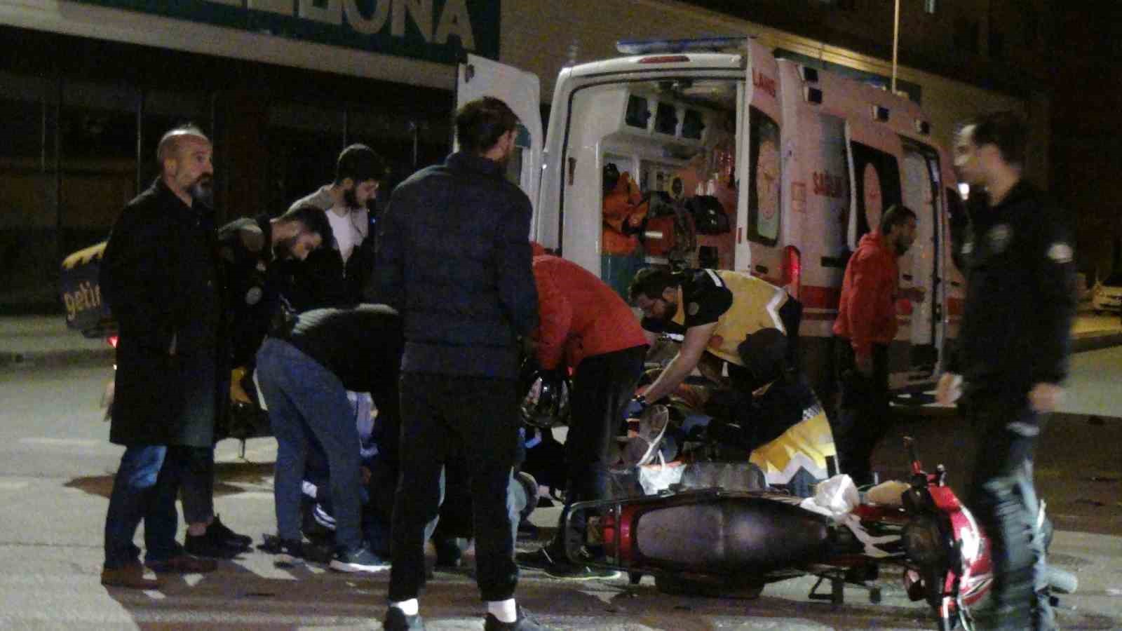 ÇORUM'DA MOTOSİKLETE ÇARPAN OTOMOBİL SÜRÜCÜSÜ OLAY YERİNDEN KAÇTI. YARALI MOTOSİKLET