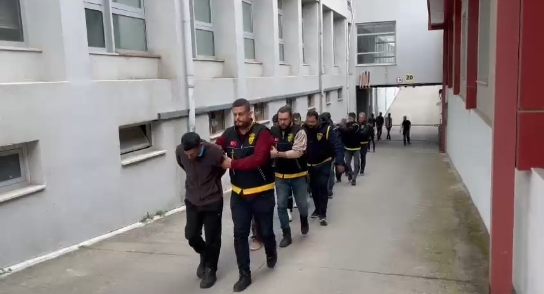 ADANA’DA MOTOSİKLETİN HIZLI SÜRÜLMESİ NEDENİYLE İKİ AİLENİN ARASINDA ÇIKAN KAVGADA,