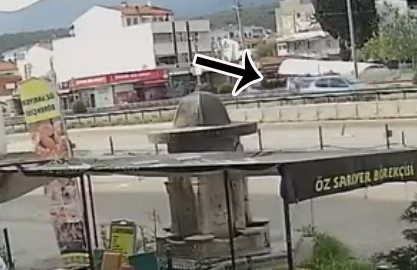 EDREMİT İLÇESİNDE MOTOSİKLETİN ARACA ARKADAN ÇARPTIĞI KAZA SANİYE SANİYE GÜVENLİK