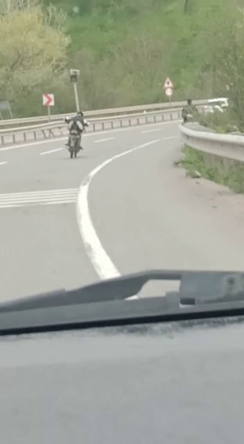 SAKARYA’NIN KARASU İLÇESİNDE MOTOSİKLETİNİN ÜZERİNE YATARAK YOLCULUK YAPAN VE KIRMIZI