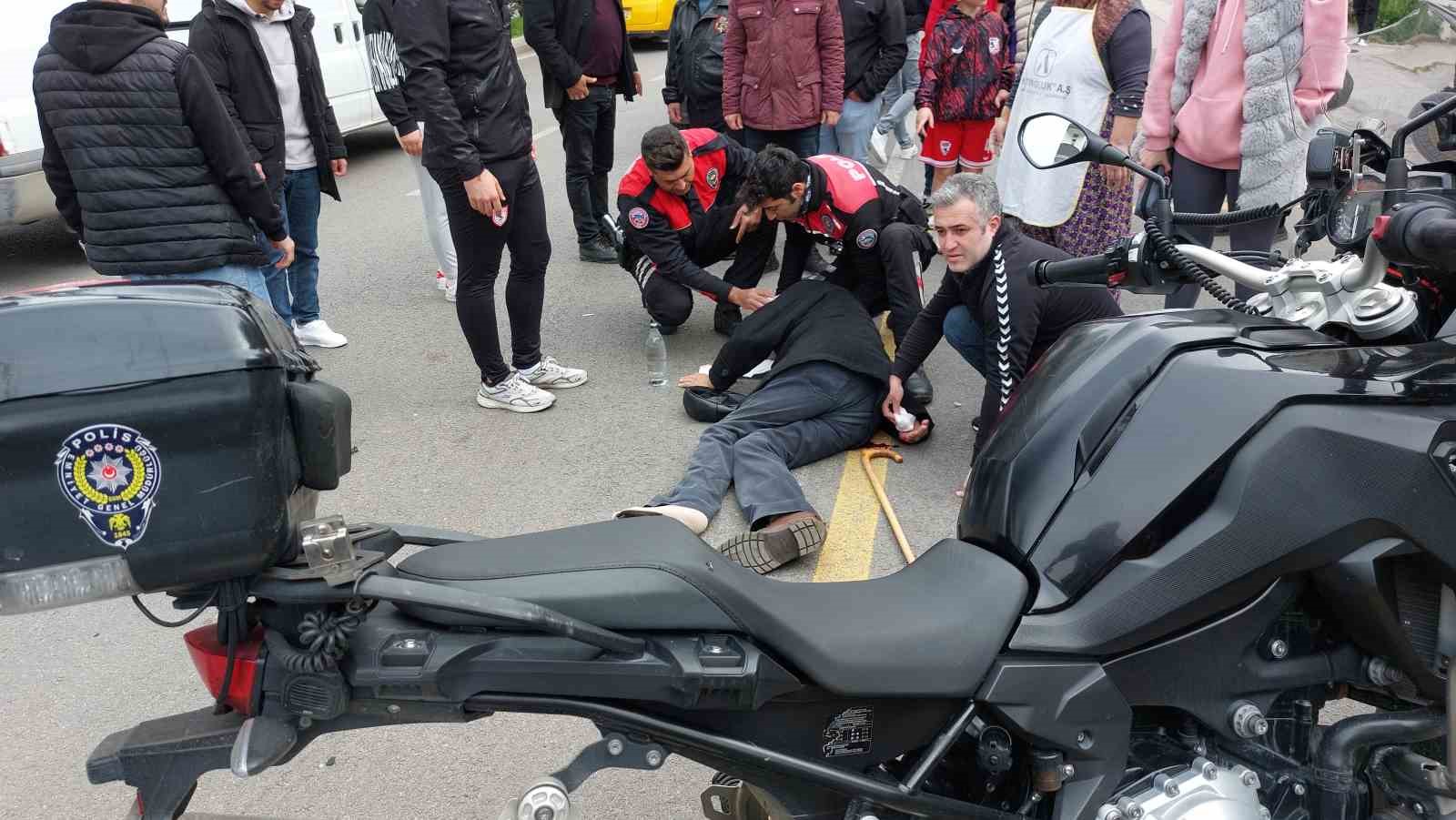 SAMSUN'DA MOTOSİKLETLİ YUNUS POLİSİNİN YOLU KARŞIYA GEÇMEK İSTEYEN YAŞLI ADAMA