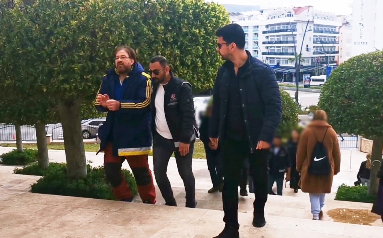 MUĞLA MERKEZLİ İKİ İLDE GERÇEKLEŞTİRİLEN DOLANDIRICILIK OPERASYONUNDA GÖZALTINA ALINARAK ADLİYEYE