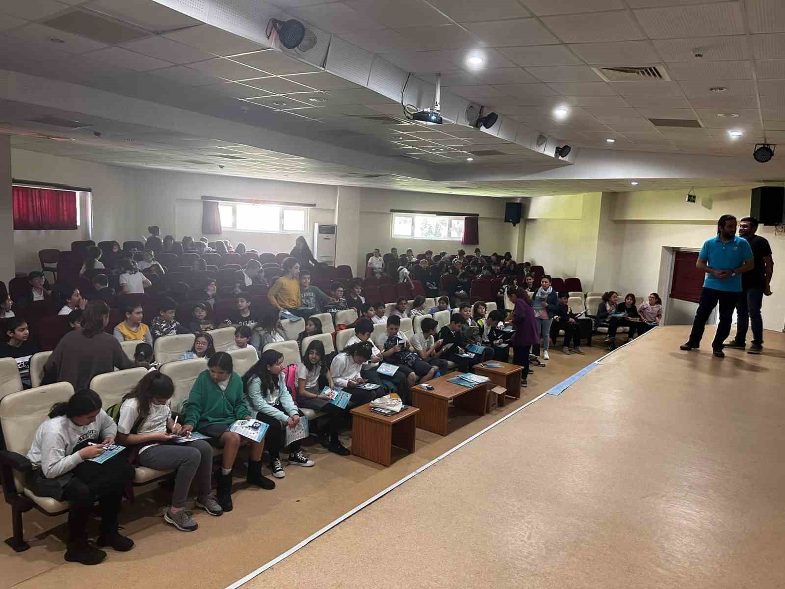 MUĞLA’DA ÖĞRENCİLERE CARETTA CARETTA KAPLUMBAĞALARI TANITILARAK ÇEVRE EĞİTİMLERİ VERİLİYOR. MUĞLA