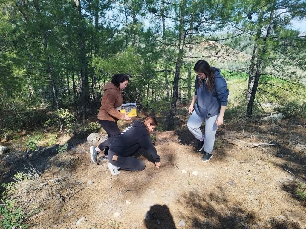 MUĞLA “MAVİ YEŞİL OKULLAR” PROJESİ ÇERÇEVESİNDE ÖĞRENCİLER, GAZETE HAMURU KULLANARAK;