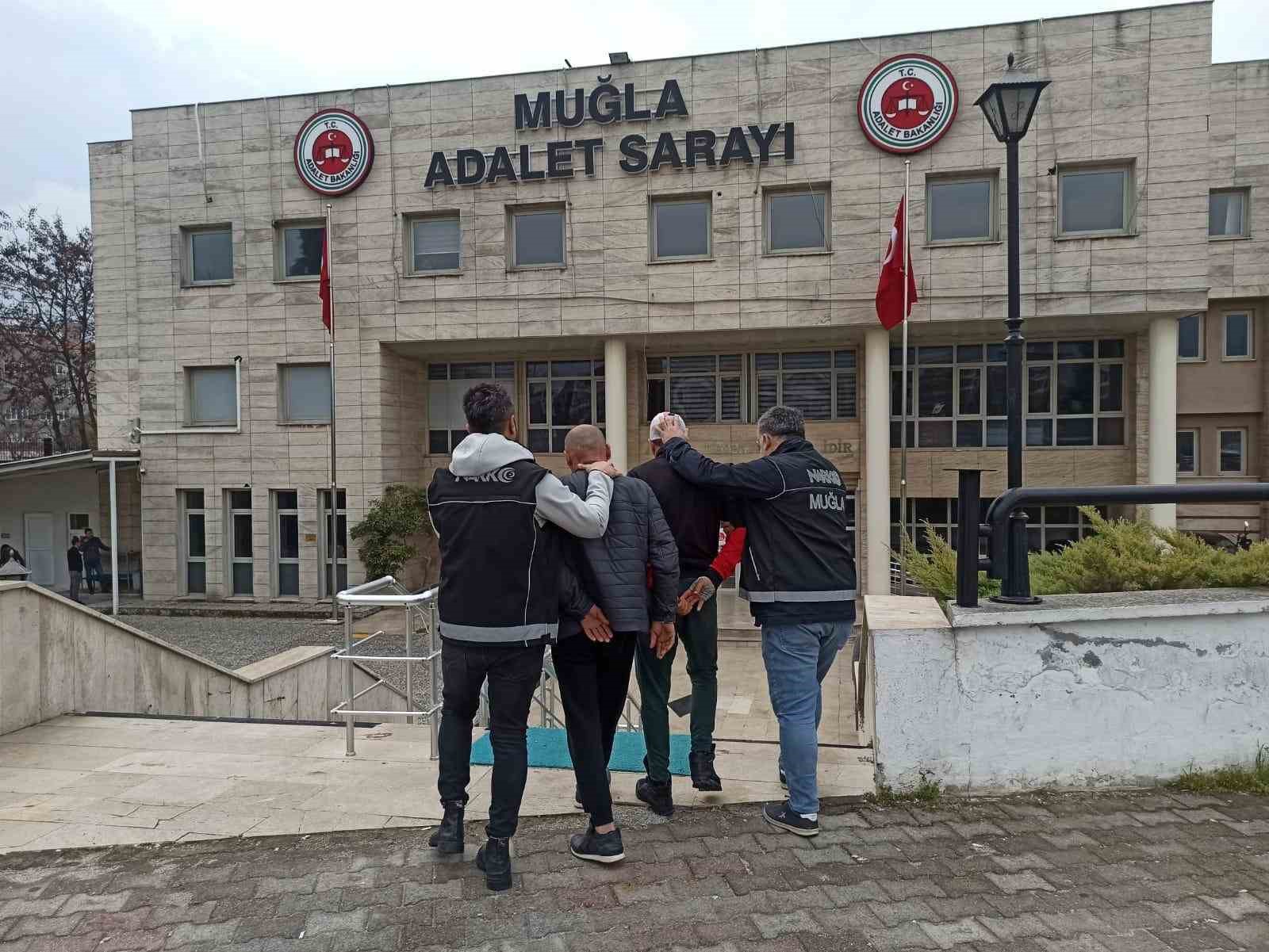 MUĞLA'NIN MENTEŞE İLÇESİNDE DÜZENLENEN OPERASYONDA 1 KİLO METAMFETAMİN ELE GEÇİRİLDİ,