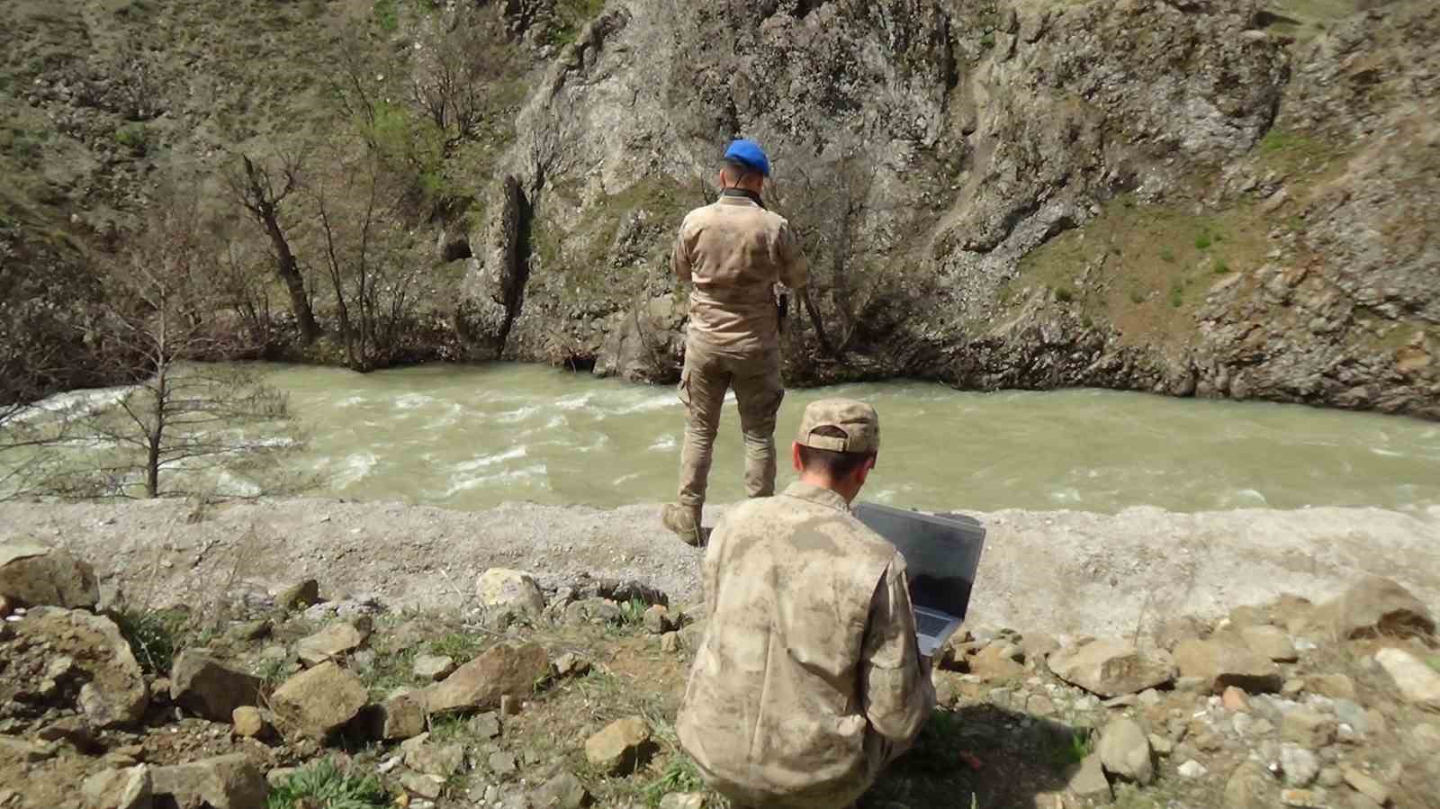 TUNCELİ’DE DÜN OVACIK KARAYOLUNDA ÖZEL BİR OTOMOBİLİN MUNZUR ÇAYI’NA DÜŞMESİ