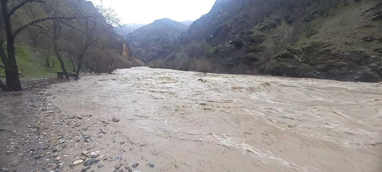 TUNCELİ’DE YOĞUN SAĞANAK YAĞIŞ NEDENİYLE MUNZUR VE PÜLÜMÜR ÇAYLARINDA TAŞMALAR