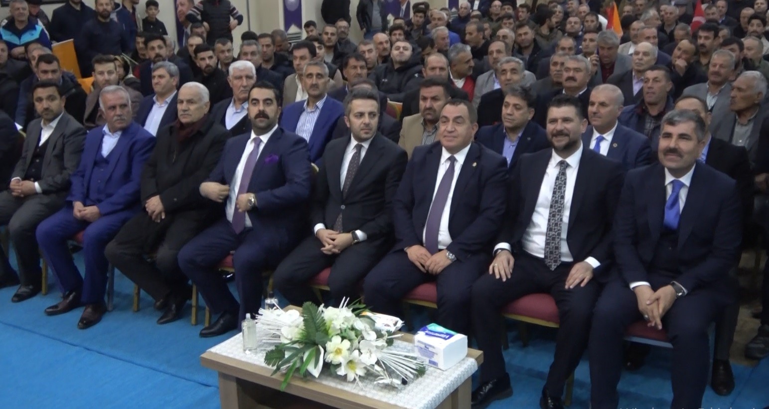 MUŞ ALPARSLAN HAVALİMANI'NDA PARTİLİLER TARAFINDAN KARŞILANAN AK PARTİ  MUŞ