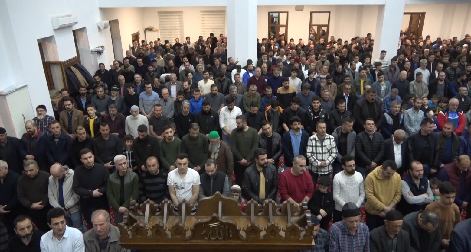MUŞ’TA VATANDAŞLAR, BİN AYDAN DAHA HAYIRLI OLDUĞU MÜJDELENEN KUTSAL GECEYİ