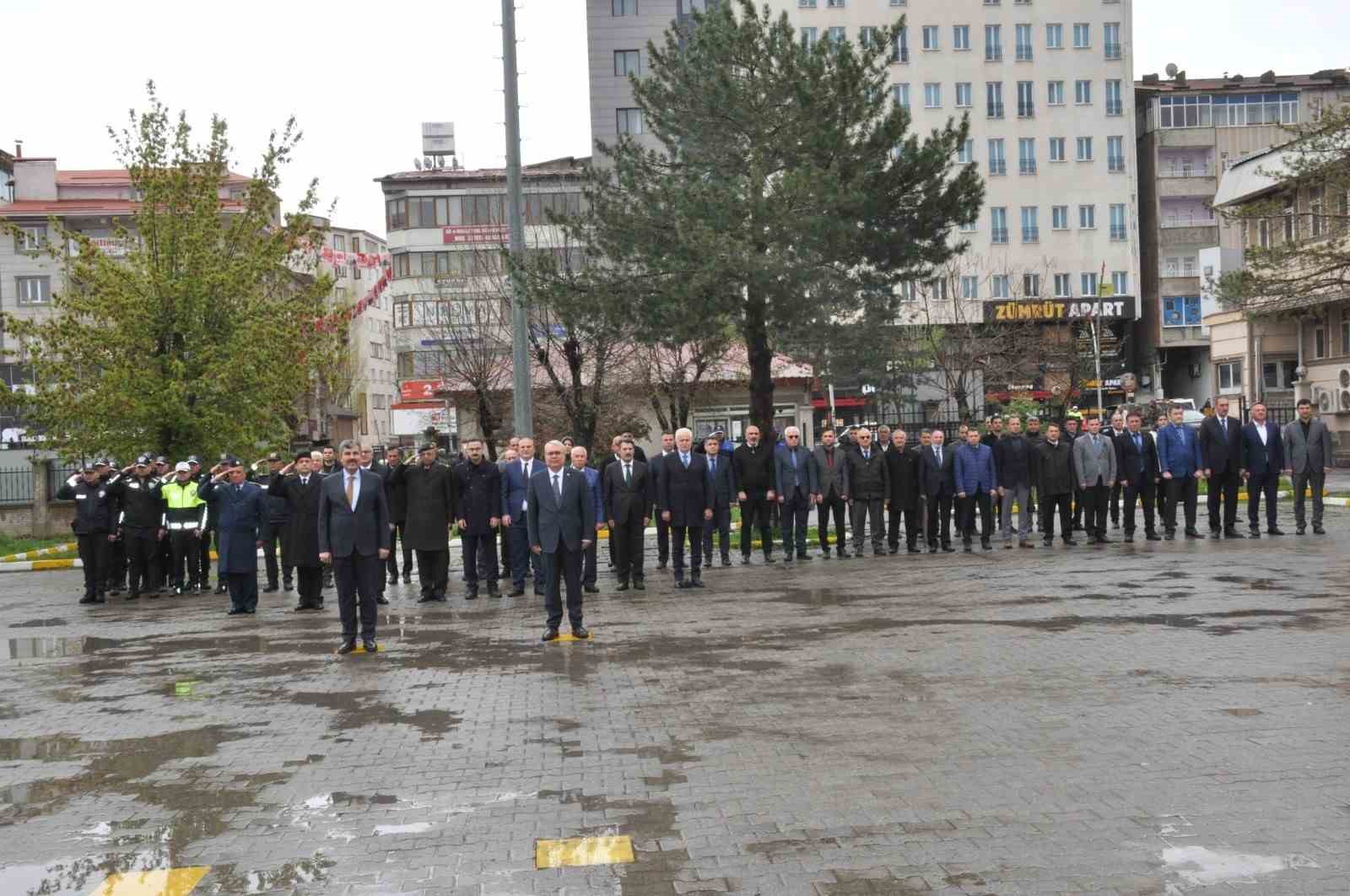 MUŞ'UN DÜŞMAN İŞGALİNDEN KURTULUŞUNUN 106. YIL DÖNÜMÜ DOLAYISIYLA VALİLİK ÖNÜNDE