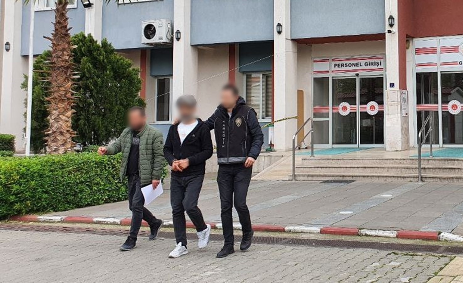 AYDIN'IN NAZİLLİ İLÇESİNDEKİ ŞEHİRLERARASI OTOBÜS TERMİNALİNDE DÜZENLENEN OPERASYON ÇERÇEVESİNDE GÖZALTINA
