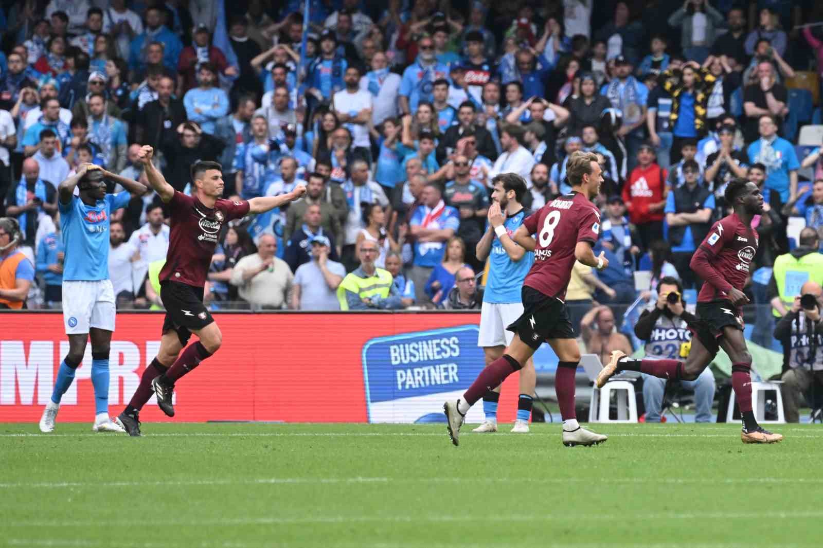 İTALYA SERİE A’DA LİDER NAPOLİ, SAHASINDA SALERNİTANA İLE 1-1 BERABERE