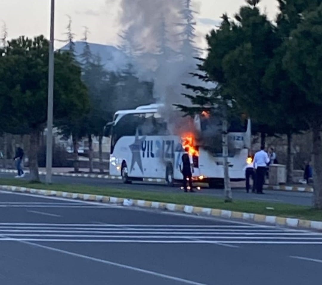 NEVŞEHİR'DE İÇERİSİNDE 38 YOLCUNUN BULUNDUĞU OTOBÜS ALEV ALDI. YOLCULAR TAHLİYE