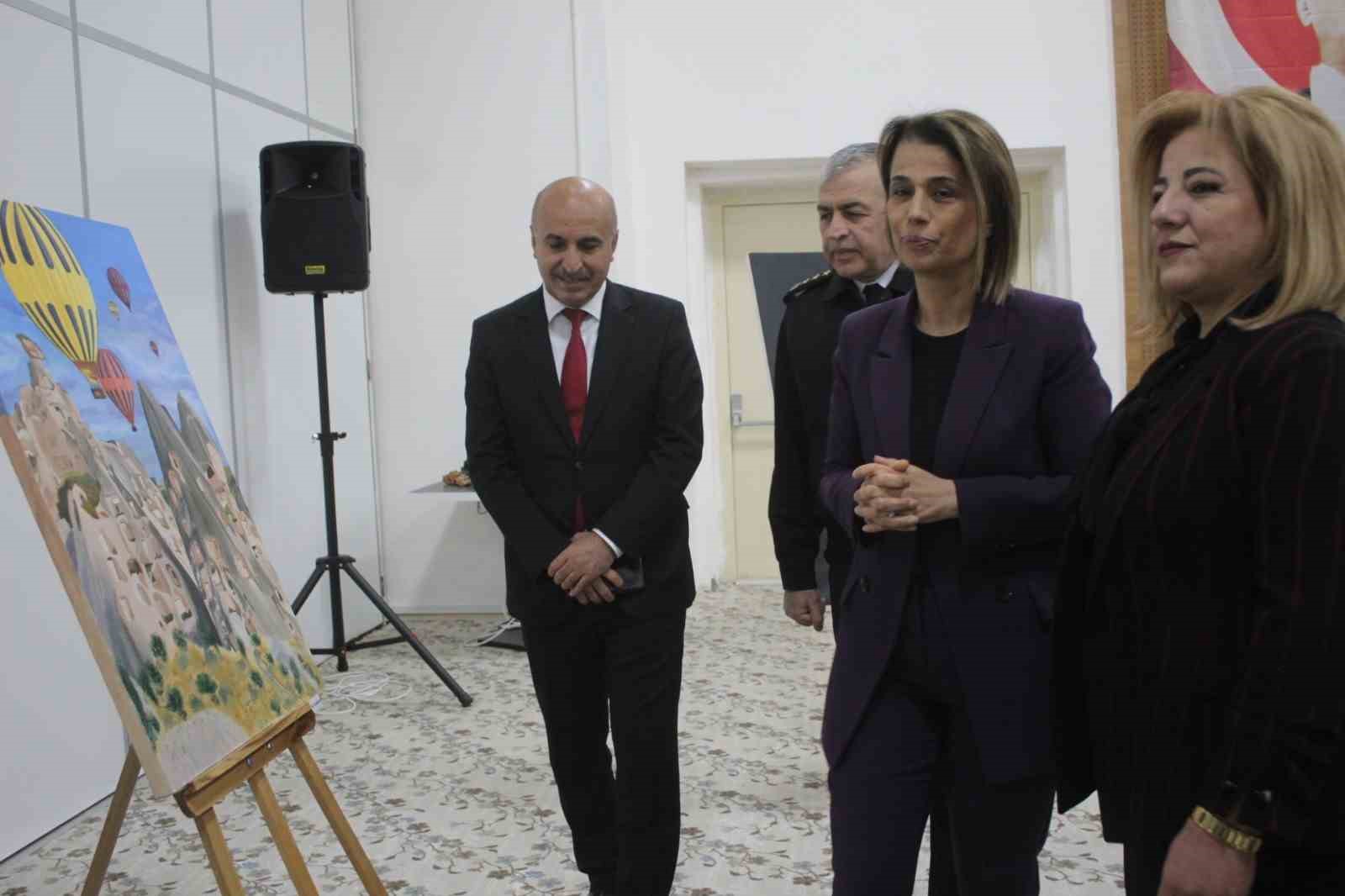 NEVŞEHİR’DE ALMANCA ÖĞRETMENİ TARAFINDAN YAPILAN RESİMLER SERGİLENDİ.