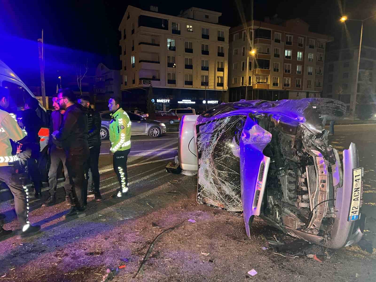 NEVŞEHİR’DE KONTROLDEN ÇIKAN ARAÇ ÖNCE AYNI YÖNDE SEYRETTİĞİ OTOMOBİL ÇARPTI,
