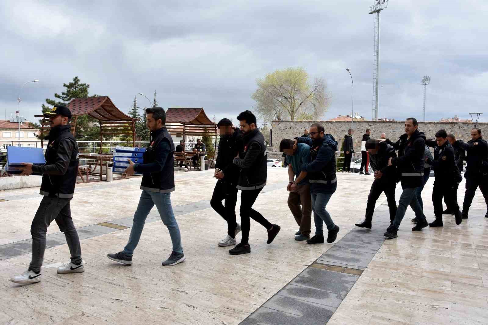 İÇ İŞLERİ BAKANI SÜLEYMAN SOYLUNUN BİZZAT ERZURUM’DAN YÖNETTİĞİ ‘KÖKÜNÜ KURUTMA’