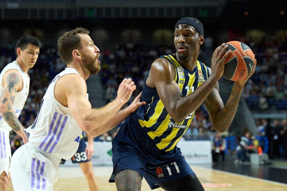 FENERBAHÇE ERKEK BASKETBOL TAKIMI İÇ TRANSFERDE FORVET NİGEL HAYES-DAVİS 2+1