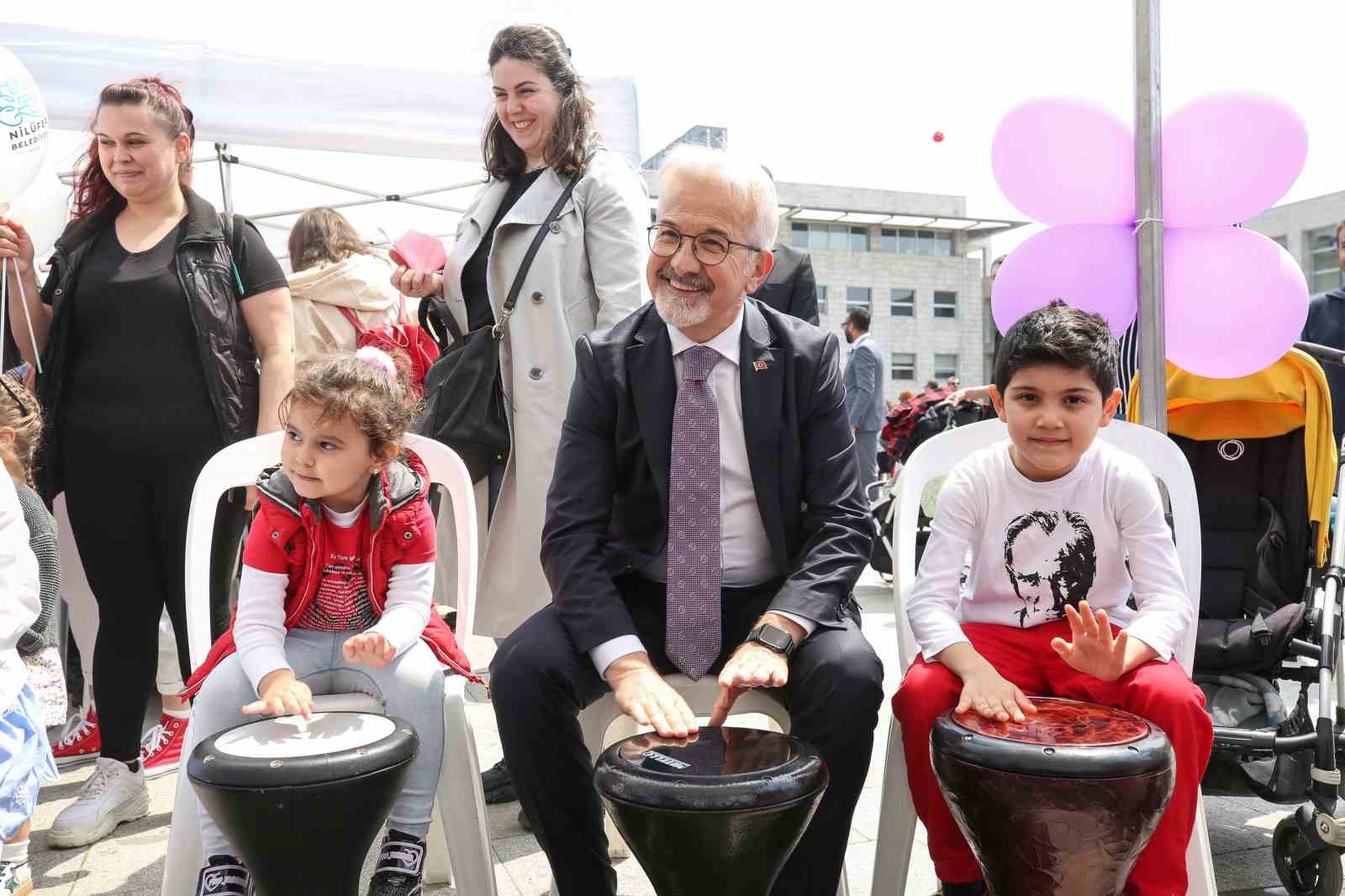 NİLÜFER CUMHURİYET MEYDANI’NDA DÜZENLENEN KUTLAMALARDA, ÇOCUKLAR BAYRAM SEVİNCİNİ DOYASIYA YAŞADI.