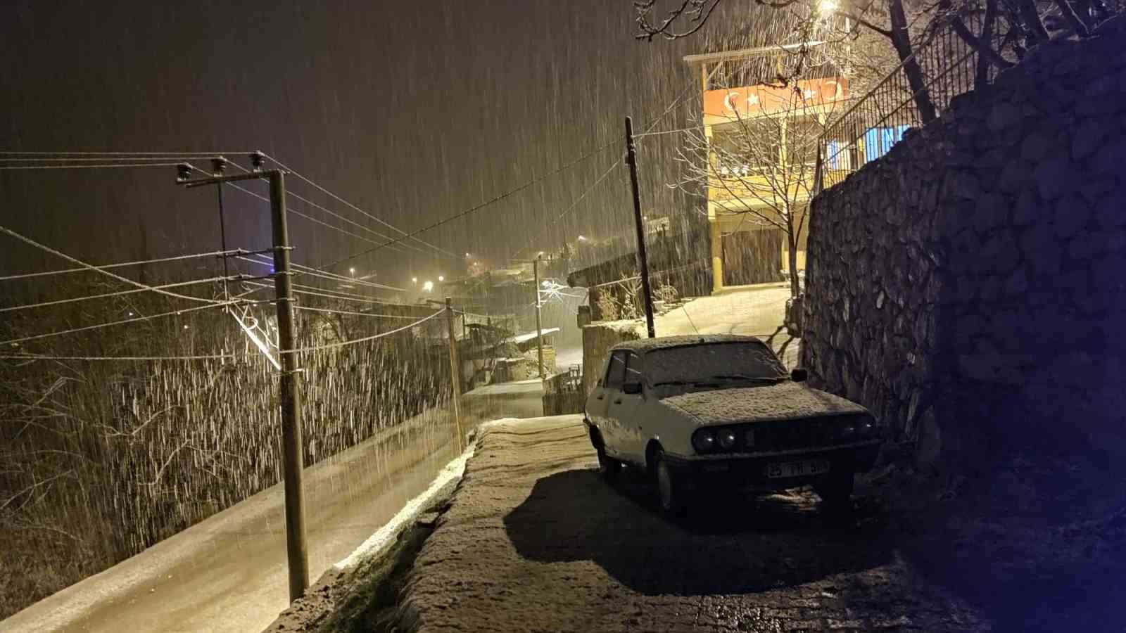 ERZURUM'UN UZUNDERE İLÇESİNDE SAAT GECE YARISINDA BAŞLAYAN YOĞUN KAR KISA