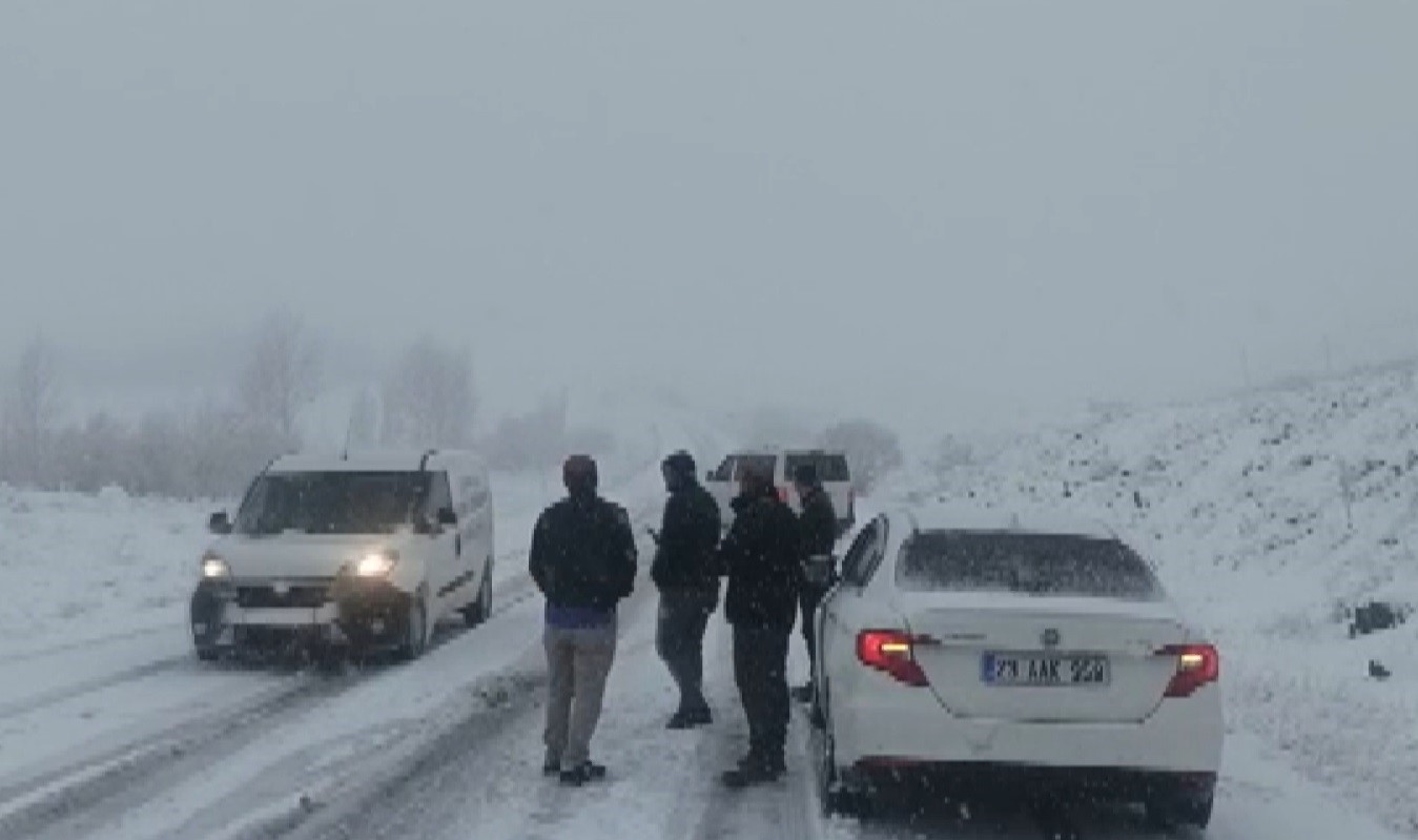 MUŞ’TA NİSAN AYININ ORTASINDA ETKİLİ OLAN KAR YAĞIŞI HAYATI OLUMSUZ