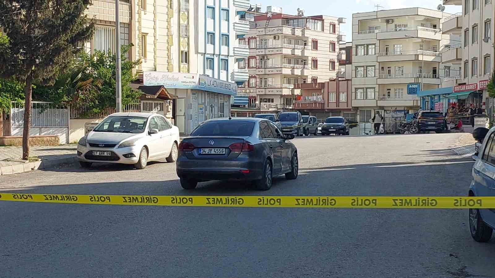 GAZİANTEP’İN NİZİP İLÇESİNDE HAREKET HALİNDEKİ ARACA DÜZENLENEN SİLAHLI SALDIRIDA AĞIR