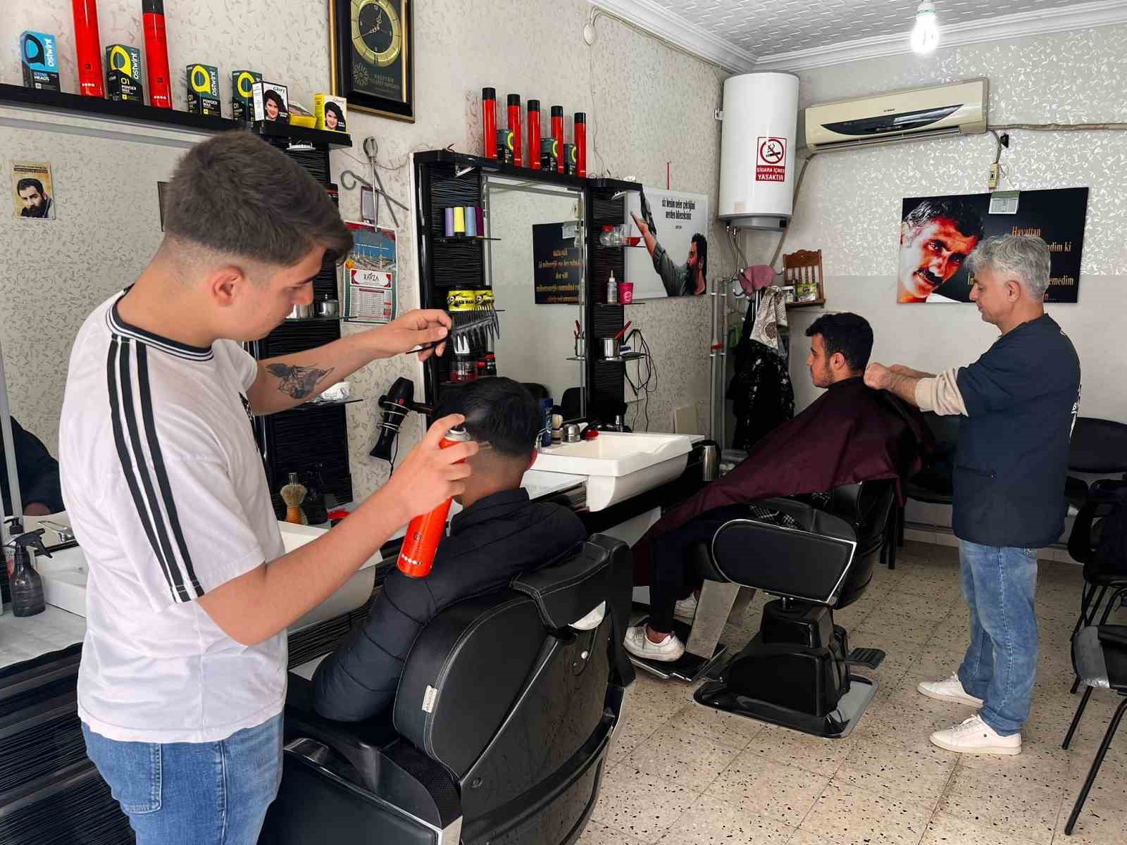 MARDİN’İN NUSAYBİN İLÇESİNDE BİR KUAFÖRDE TIRAŞ OLAN MÜŞTERİ VE BERBER,