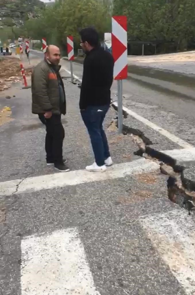 KOLLUK KUVVETLERİ, VADİLERDEN YOLLARA AKAN SEL NEDENİYLE YOLU BİR SÜRELİĞİNE