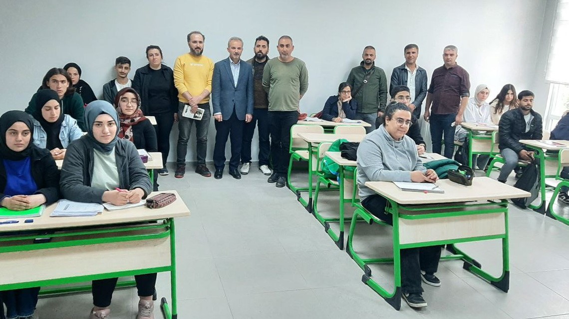 ADIYAMAN BELEDİYE BAŞKANI SÜLEYMAN KILINÇ, BELEDİYENİN EĞİTİM MERKEZİNDE SINAVLARA HAZIRLANAN